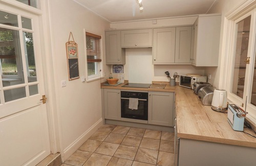 Helston Cottage | BANNETH, pet friendly, character holiday cottage in Helford