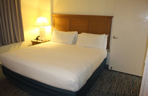 Northeast Virginia Beach Resort | Barclay Towers Resort Oceanfront Units with Oceanfront Balcony