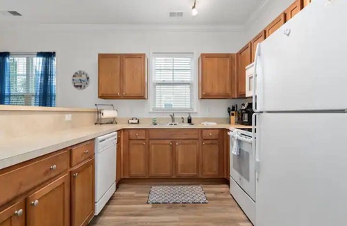 North Myrtle Beach Condo | Barefoot Villa: Pools, Golf, Beach, Snowbirds