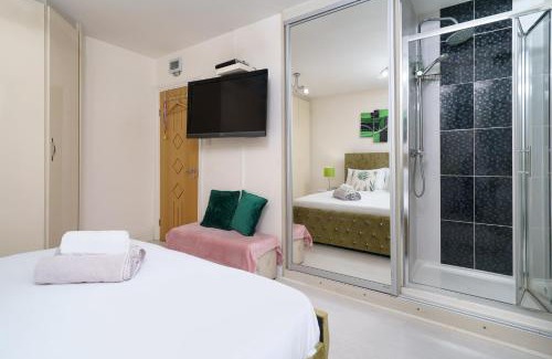 Longbridge House | Barking Haven Retreat - Airport - Parking - Train Station