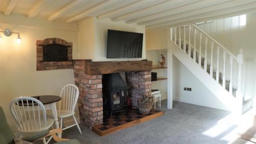 Llanfyllin House | Barley Cottage - 5* Cyfie Farm with log burner and private covered hot tub