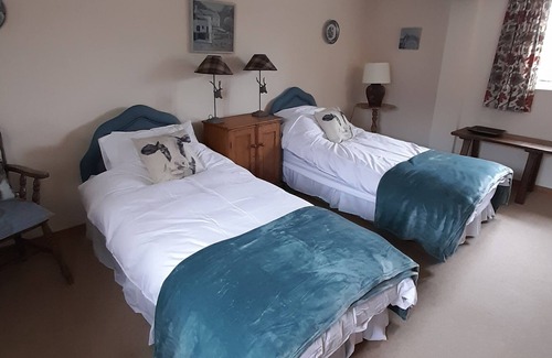 Halesworth House | Barn conversion close to pretty market towns of Halesworth and Southwold, tennis