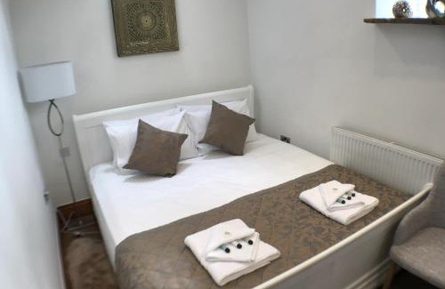 Cauldon Low House | Barn Conversion - Sleeps 2 - Pet friendly - Garden