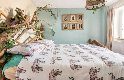 Honley House | Barn Cottage Quirky Weaver's Cottage in Quaint Hamlet