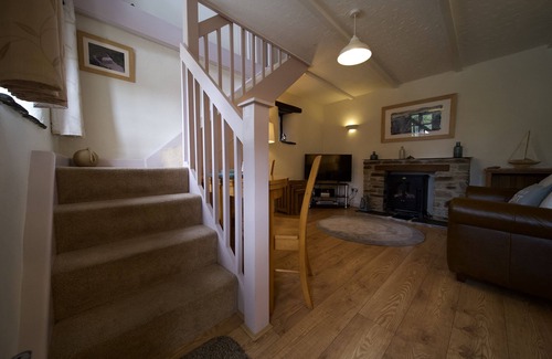 Looe Cottage | Barn Cottage sleeps 2 + baby/small child. A cosy 2 storey traditional Cornish stone character cottag