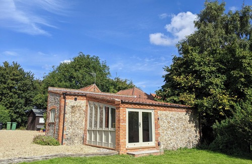 Little Thornage House | Barn North Norfolk Close to Holt & Blakeney, free private parking & WiFi