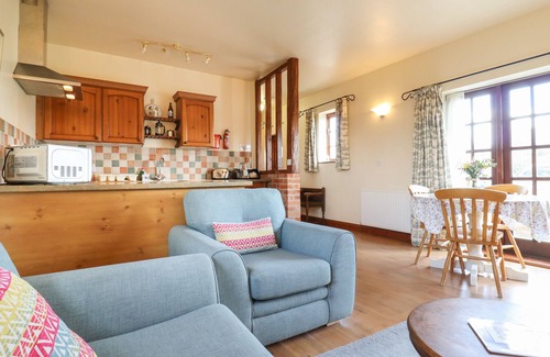 Little Glemham Cottage | BARN OWL COTTAGE, pet friendly, with a garden in Little Glemham