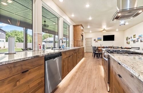 Caldwell House | Barndominium Getaway|Family Retreat|Teams|RV Options|Pickleball|Fire Pits