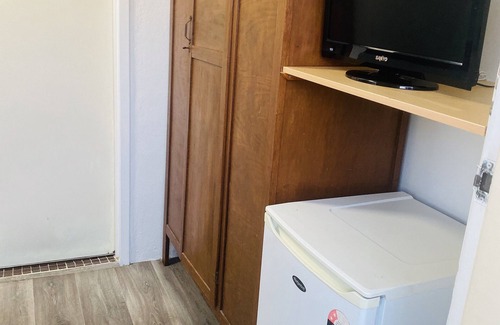 Nuriootpa Apartment | Barossa Valley It is notable as a major wine-producing region and tourist destination. The Barossa Valley Way is the main road through the valley, connecting the main towns on the valley floor of Nuriootpa, Tanunda, Rowland Flat and Lyndoch.