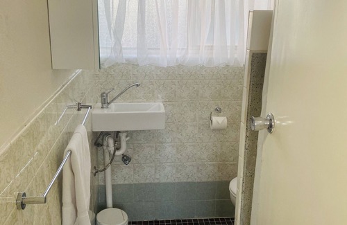 Nuriootpa Apartment | Barossa Valley It is notable as a major wine-producing region and tourist destination. The Barossa Valley Way is the main road through the valley, connecting the main towns on the valley floor of Nuriootpa, Tanunda, Rowland Flat and Lyndoch.