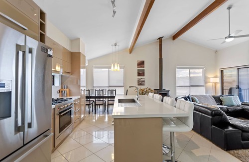 Port Lincoln House | Barrel Sauna, Wood-fired pizza Oven, Bay Views, Fire pit, Play Set, Pet Friendly