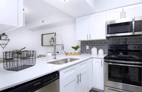 Indianapolis Apartment | Barsala l Modern 1BD in Prime Indianapolis, Scenic Views