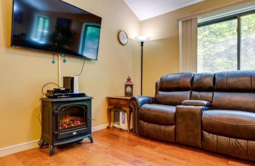 Bartlett House | Bartlett Townhome with Balcony 1 Mi to Ski Resort!