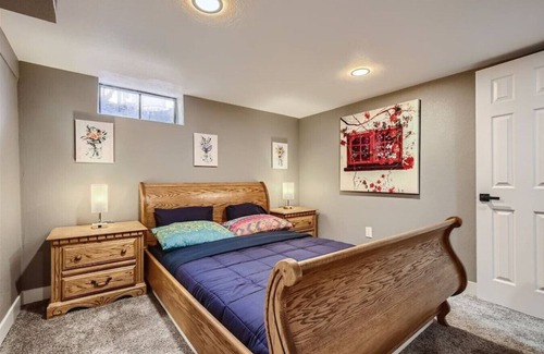 North Park Hill House | Basement Guest Suite I Pool Table I Hot Tub I TV