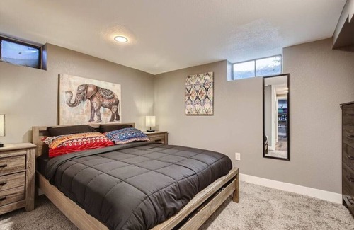 North Park Hill House | Basement Guest Suite I Pool Table I Hot Tub I TV