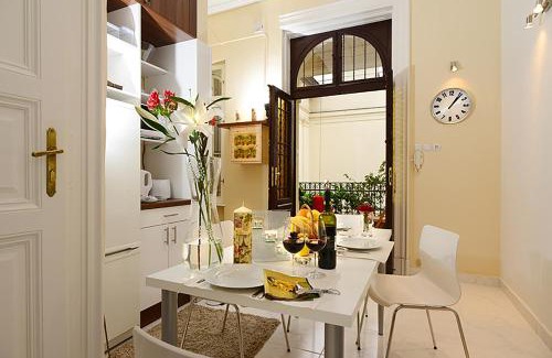 Belvaros - Lipotvaros Apartment | Basilica View II Vintage Apartment