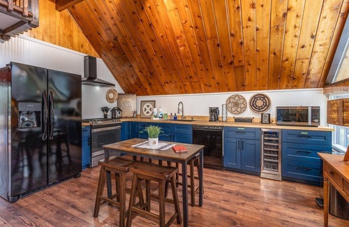 Oakhurst House | Bass Lake Chalet- A frame with hot tub/firepit