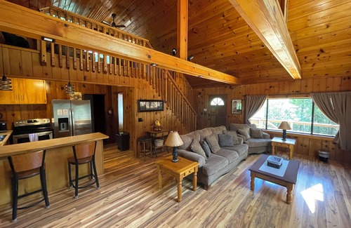 Oakhurst Cabin | Bass lake charming cabin with AC, WiFi