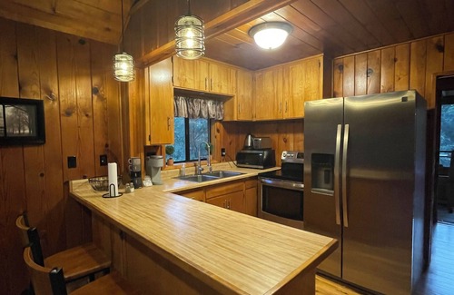 Oakhurst Cabin | Bass lake charming cabin with AC, WiFi