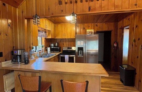 Oakhurst Cabin | Bass lake charming cabin with AC, WiFi