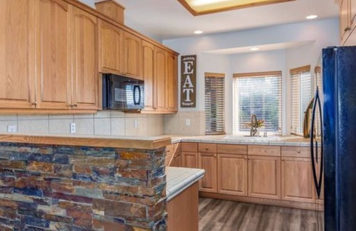 Oakhurst House | Bass Lake vacation home, 5 minutes to the lake & a 26 minute drive to Yosemite!