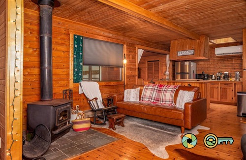 Mount Jackson Cabin | Basye Retreat - Authentic log cabin coziness!