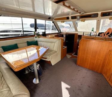 Grand Valinco Boat Rental | Bateau Vedette 14 mètres