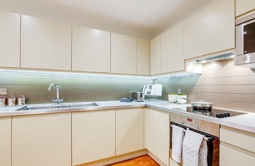 St. Mary's Park Apartment | Battersea 2Bed Retreat | Long Stays & FREE Parking