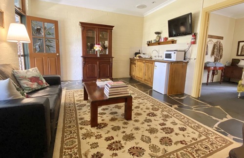 Upper Wakefield Hotel | Battunga Cottages