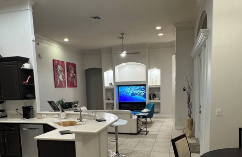 Bay Hill House | Bay Hill Golf! Minutes to Parks! Restaurant Row! Location location Location!