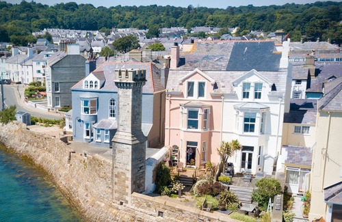 Beaumaris Apartment | Bay House - a coastal that sleeps 12 guests in 6 bedrooms
