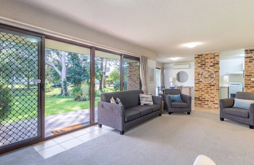 Nelson Bay Apartment | Bay Parklands, 56 2 Gowrie Ave - ground floor, air conditioned, wifi & Foxtel