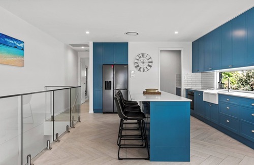 Nelson Bay House | Bay Retreat Two - Sleeps up to 10 guests in the centre of Nelson Bay!