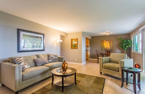 North End Apartment | Bay View, Best Area, No Stairs, WD, 2 Baths, 2 Bedrooms, Balcony, View, 925sf