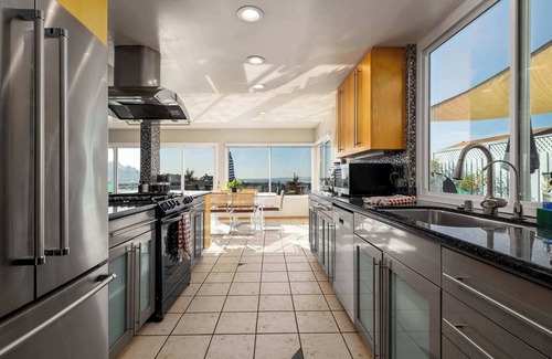 Bay Ho House | Bay View Bliss | Beach | Pool | Shops