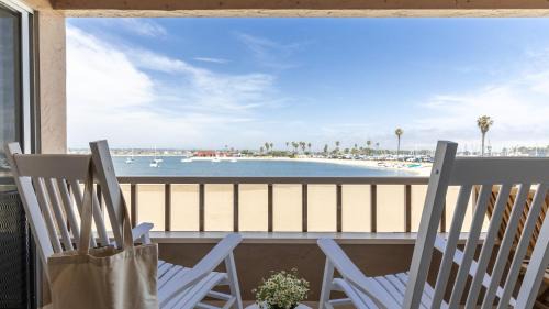 Central Mission Beach Apartment | Bay View I by AvantStay Stylish Mission Beach Home on the Sand
