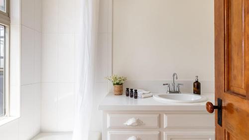 Central Mission Beach Apartment | Bay View I by AvantStay Stylish Mission Beach Home on the Sand