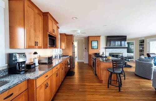 Silver Beach House | Bay Views & Breezes In North Falmouth
