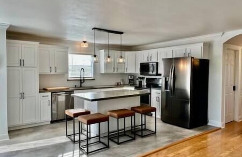 Shoreline Park House | Bay Watch - 5Br 3.5 Ba Waterfront with pool pet friendly