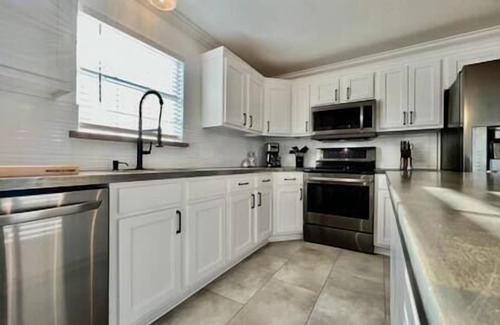 Shoreline Park House | Bay Watch - 5Br 3.5 Ba Waterfront with pool pet friendly