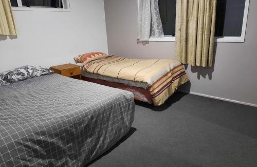 Mount Maunganui House | Bayfair Backpack House