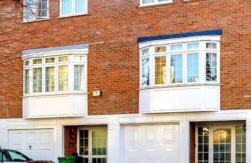 Portsmouth House | Bayfields - 2 Bedroom Homestay in Portsmouth