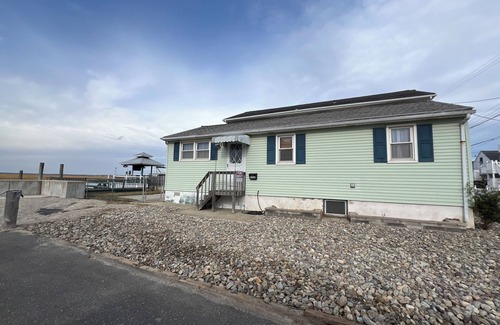 North Wildwood Cottage | Bayfront cottage in North Wildwood Beautiful sunsets. Close to The Surfing Pig!