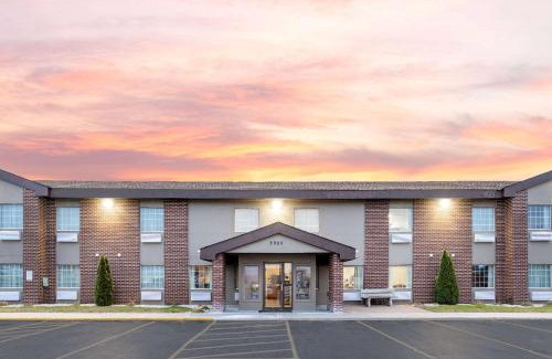 Beloit Hotel | Baymont by Wyndham Beloit