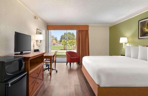 Daytona Beach Hotel | Baymont by Wyndham Intl Speedway I-95 Daytona Beach