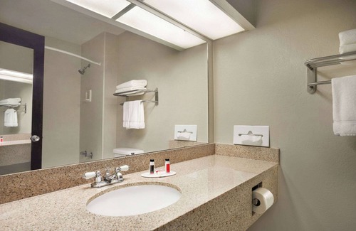 Shawnee Heights Hotel | Baymont by Wyndham Kansas City KU Medical Center