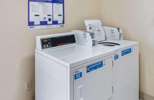 Hillcrest Hotel | Baymont by Wyndham Lawrence