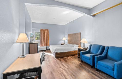 Hillcrest Hotel | Baymont by Wyndham Lawrence