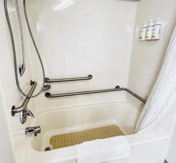 Marinette Hotel | Baymont by Wyndham Marinette