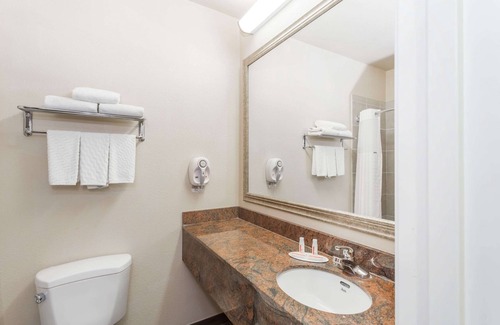 Garden City Hotel | Baymont by Wyndham Savannah/Garden City